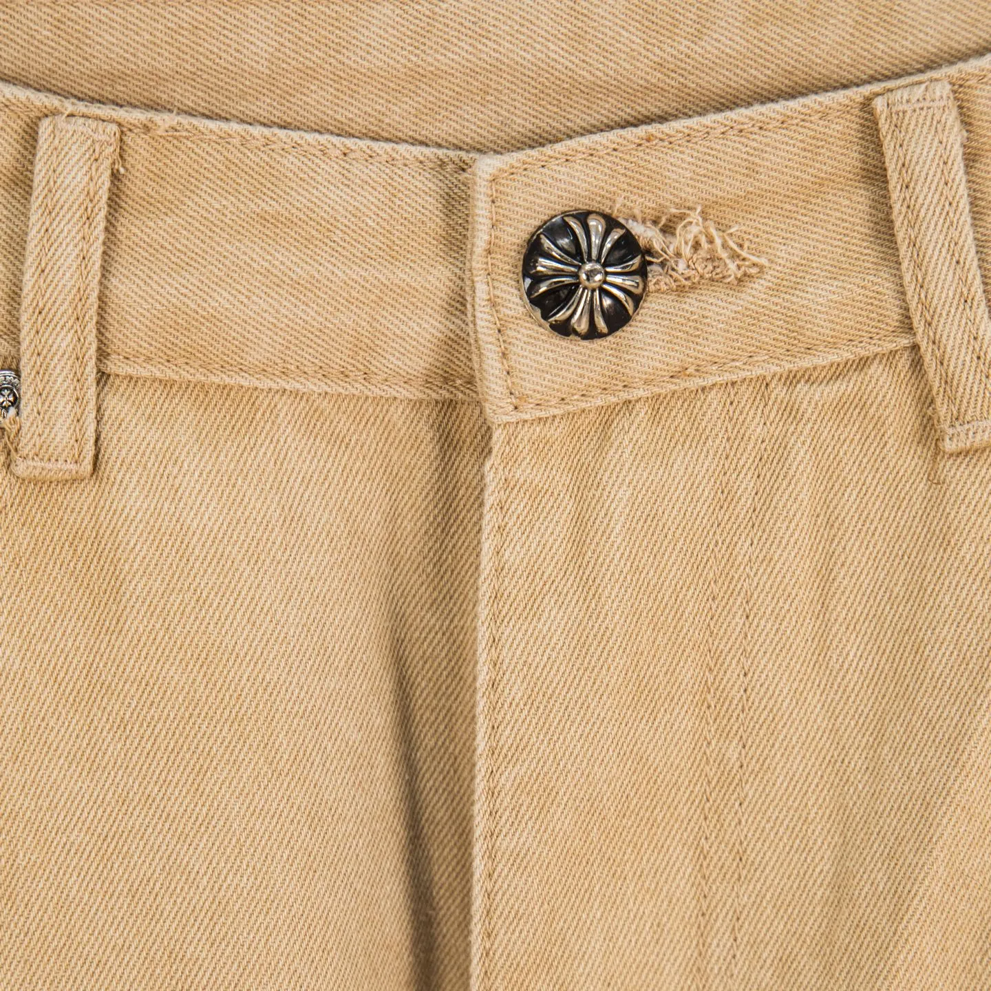 P240 Chrome Hearts 2025 New Miami Limited Couple Washed Jeans with Multiple Black Cross Leather Labels is a hot item this season and is sought after by countless celebrities and fashionistas. The neat details of the cutting process add color to the playful fashion! The neat and meticulous design, and the well-fitting structure is unique. The upper body not only has outstanding recognition, but also looks younger and younger. A style with the ultimate wearing meaning and performance, gorgeous color matching, and the craftsmanship of this style is also extremely extraordinary. After the finished product is washed, it is disassembled and hand-made with sheepskin cross leather and then spliced ​​together to complete. The whole piece has too many craftsmanship to describe. It is decorated with patchwork cross flowers and high-waisted washed jeans! ! Absolutely high-end luxury product, a god-level single product, a super popular product, made with top heavy industry, a magic weapon that cannot be missed in the street. Style number: 1866# Size: 28 30 32 34 Color: khaki pink khaki black